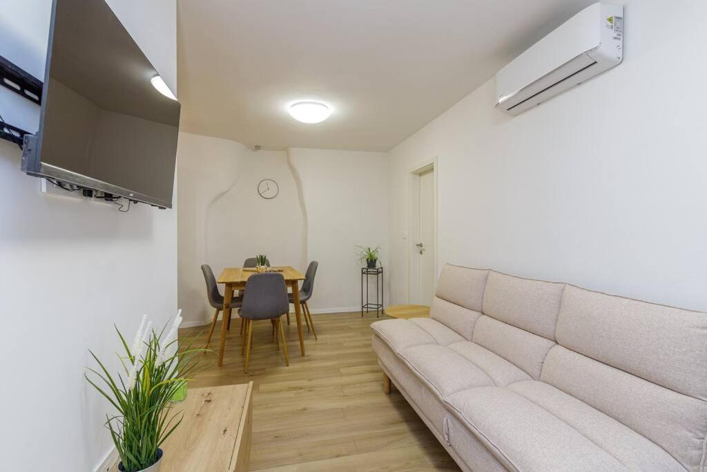 House Aves 1 Appartement Kaštelir Buitenkant foto